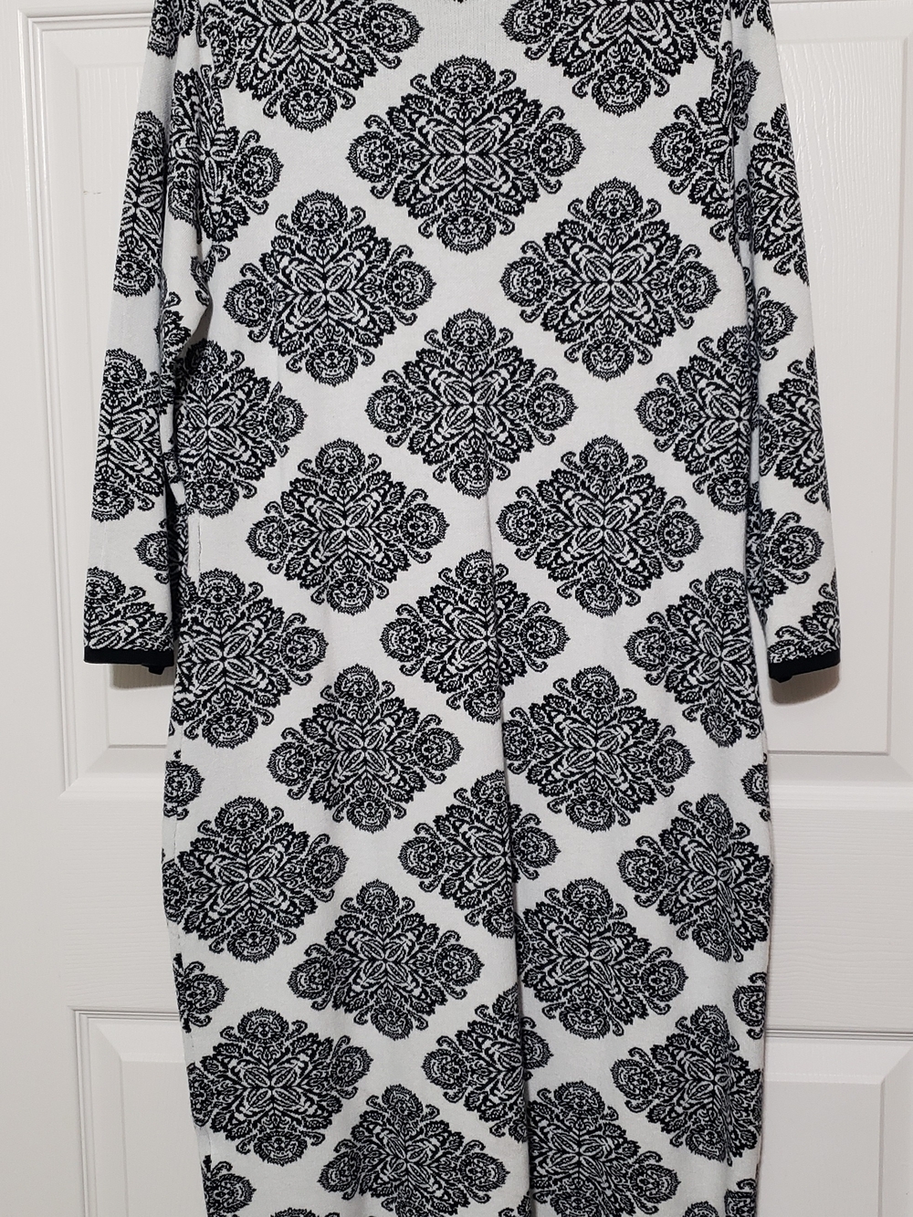Studio One Black & White Long Sleeve Printed Shift Sweater Dress - Picture 2 of 3
